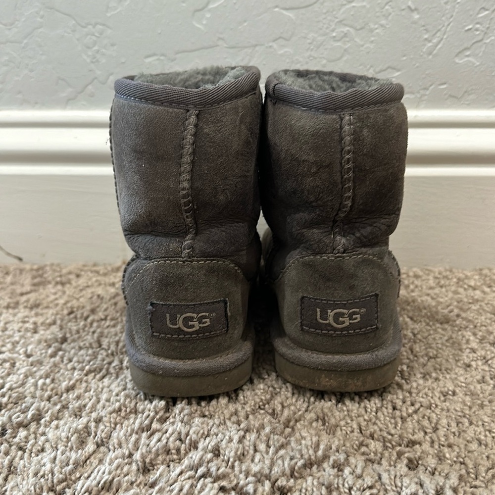 Loved toddler uggs, size 10.